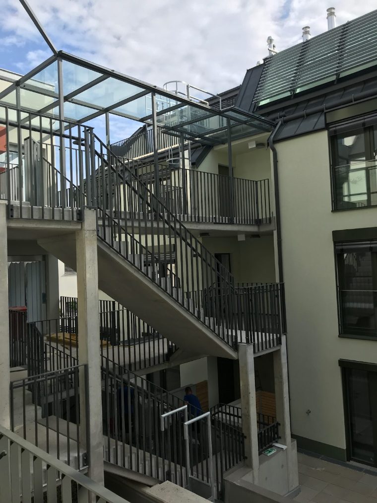 Außenstiege aus Stahl mit Geländer in einem Innenhof