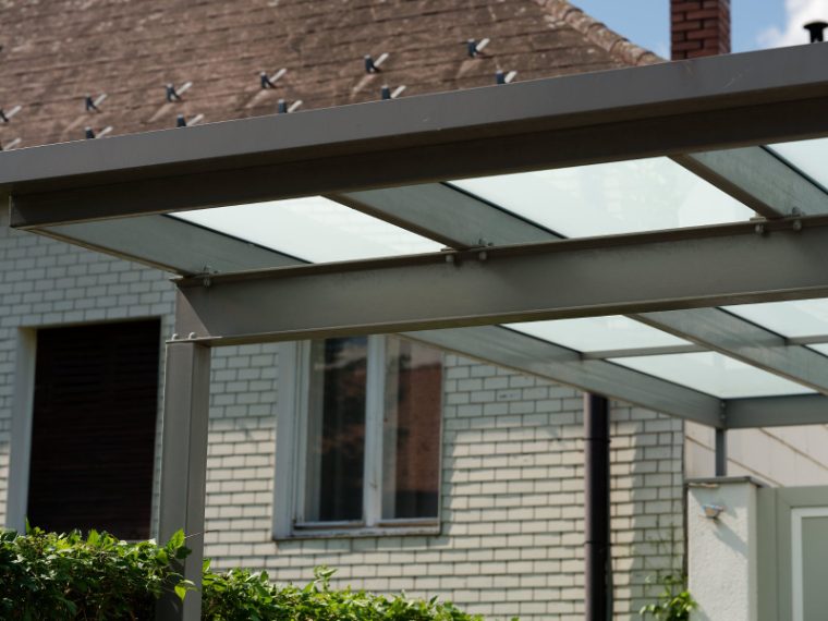 Terrassenüberdachung aus Stahlprofilen mit Glasdach