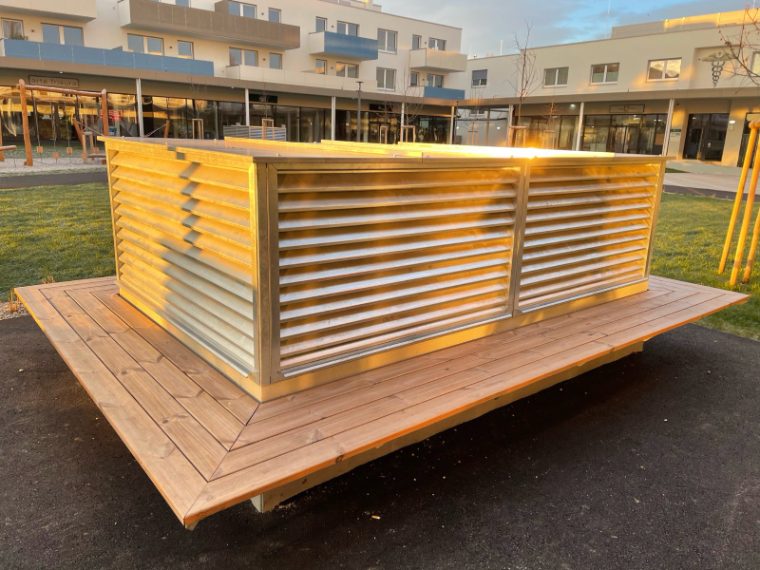 Designstück aus Metall und Holz nach Maß