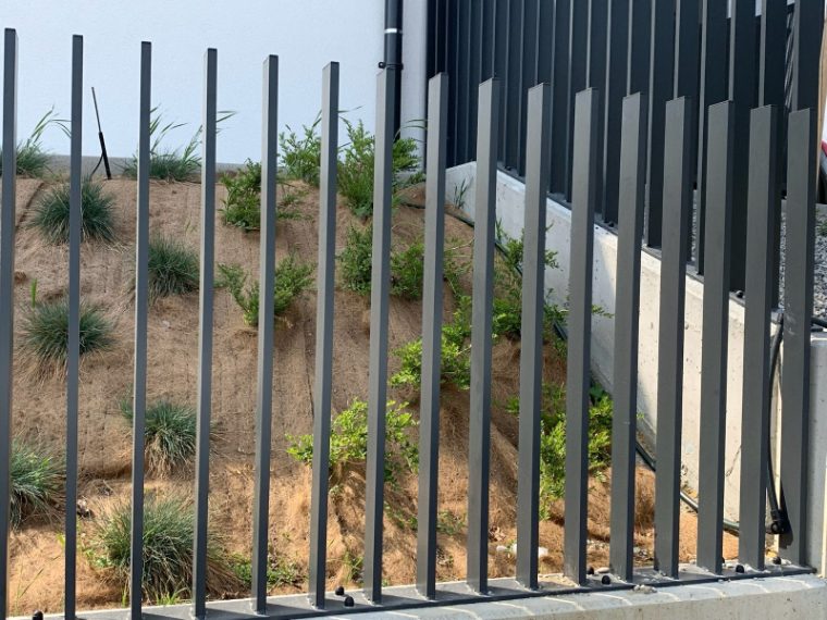 Sichtschutz aus schräg gestellten Metalllamellen