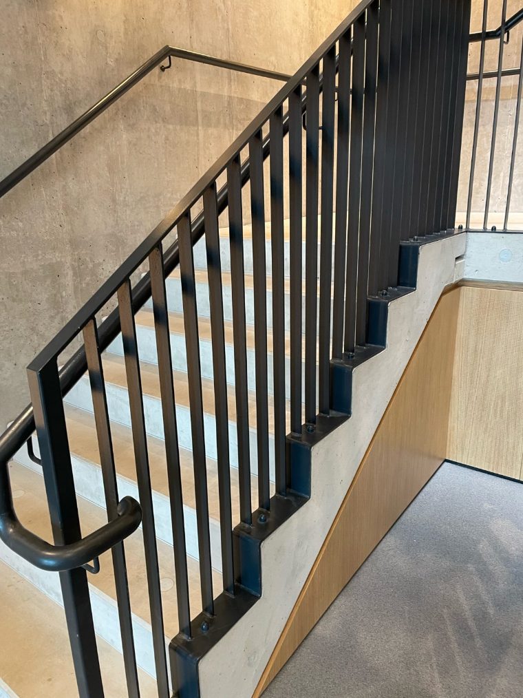 Detail eines Stahlgeländers