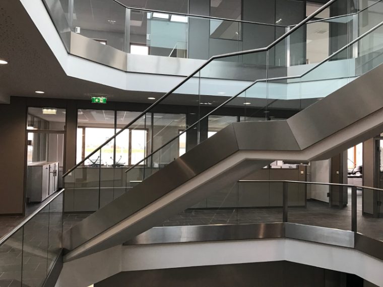 Foyer-Stiege aus Edelstahl mit Glasgeländer