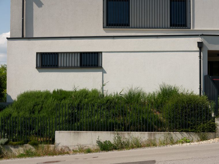 Zaunanlage entlang eines Wohnhauses