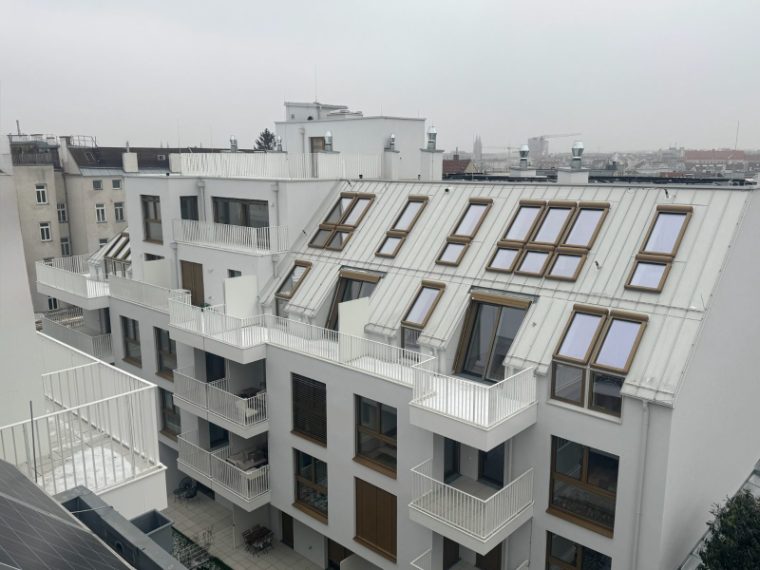 Weiße Wohnhausanlage mit Balkongeländern