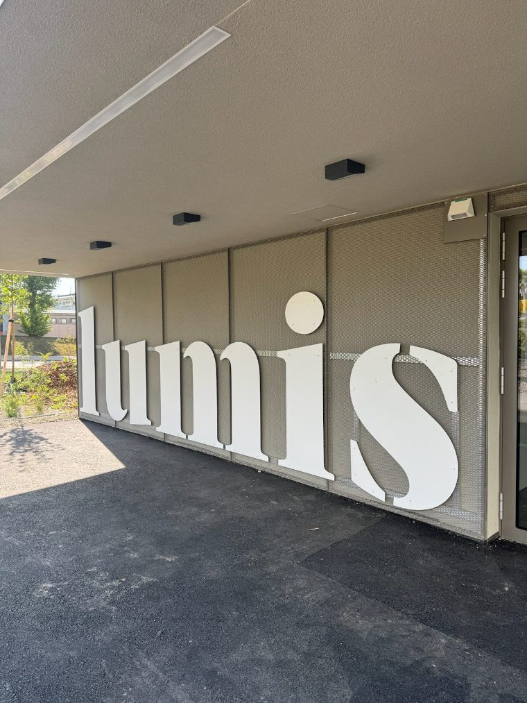 Radgarage des Wohnprojekts Lumis mit Streckmetall-Verkleidung und Schriftzug