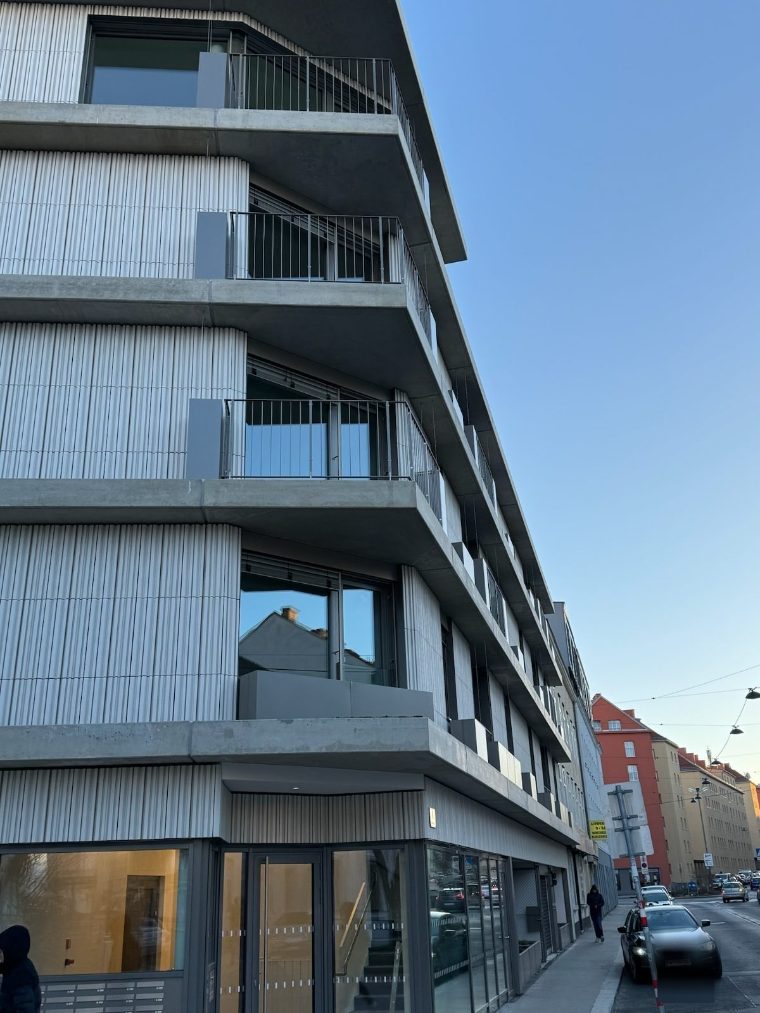 Straßenansicht eines Wohnbaus mit Metallgeländern