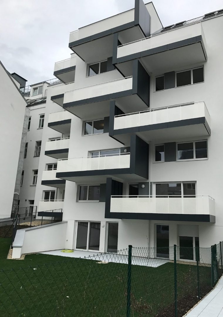 Wohnanlage mit weißen Balkongeländern