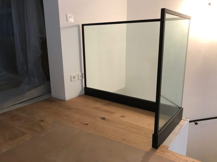Raumteiler aus schwarzem Stahl mit Glasfüllung
