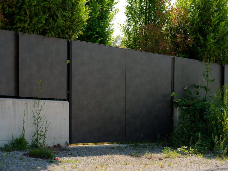 Große Sichtschutzwand aus Metallplatten auf Beton