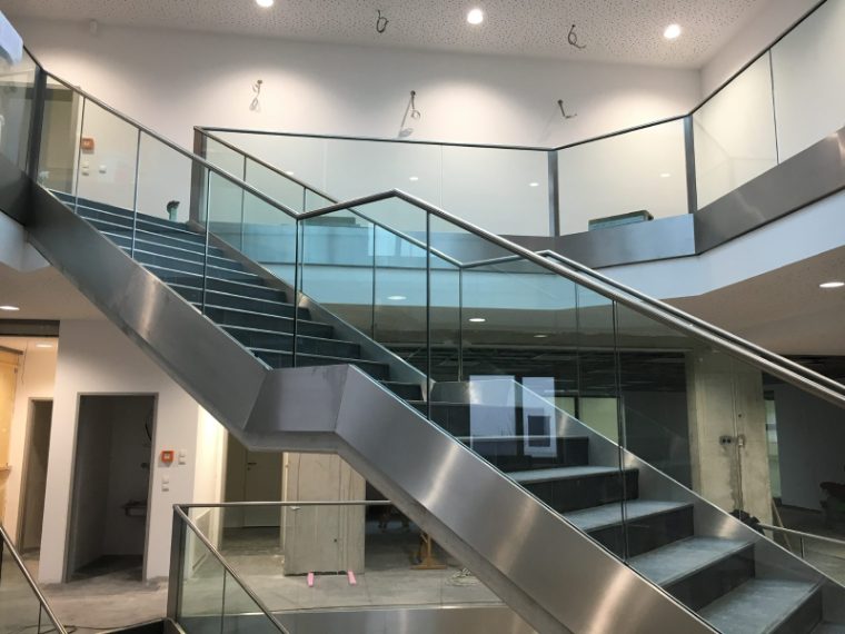 Stiege mit Geländer aus Stahl und Glas