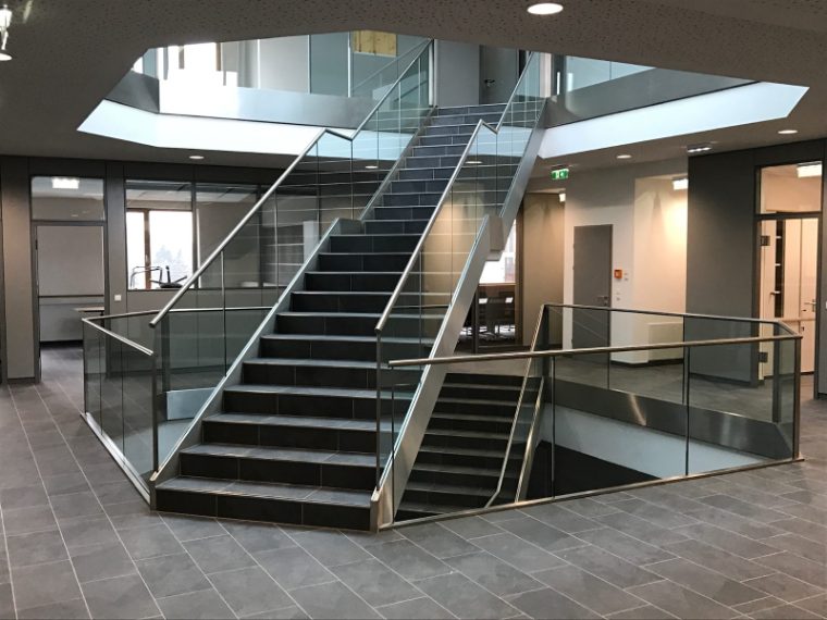 Stiege mit Stahlgeländer in einem Foyer
