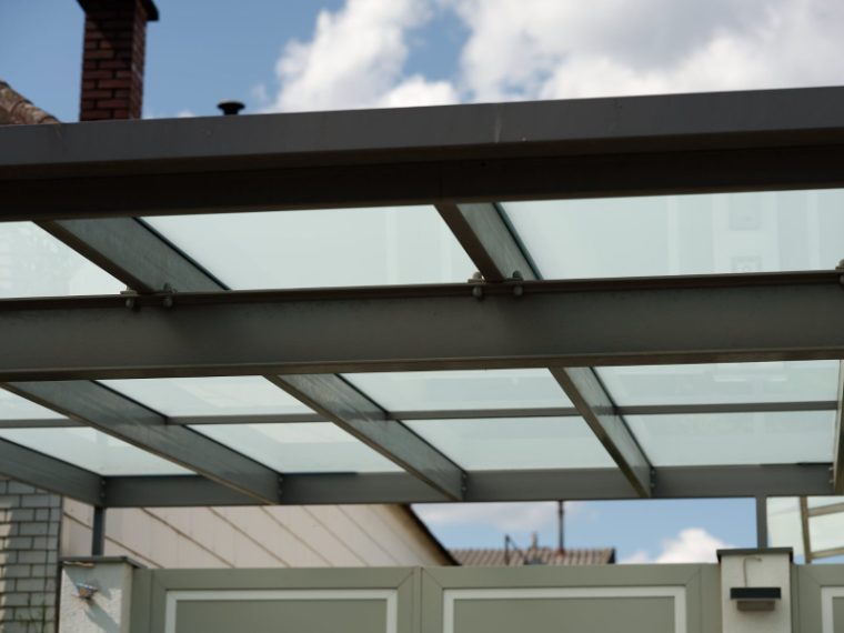 Terrassenüberdachung aus Stahl und Glas von unten