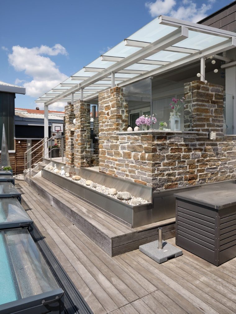 Terrassenüberdachung aus weißem Stahl und Glas über einer Dachterrasse