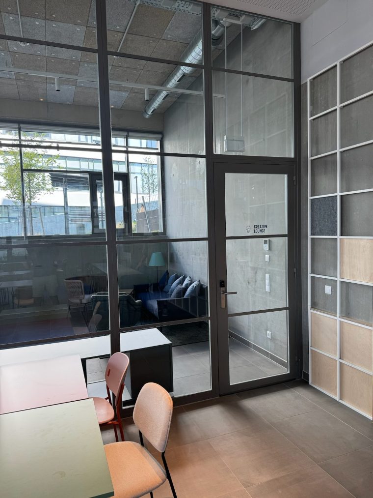 Loftartige Trennwand aus schwarzem Stahl und Glas mit integrierter Tür