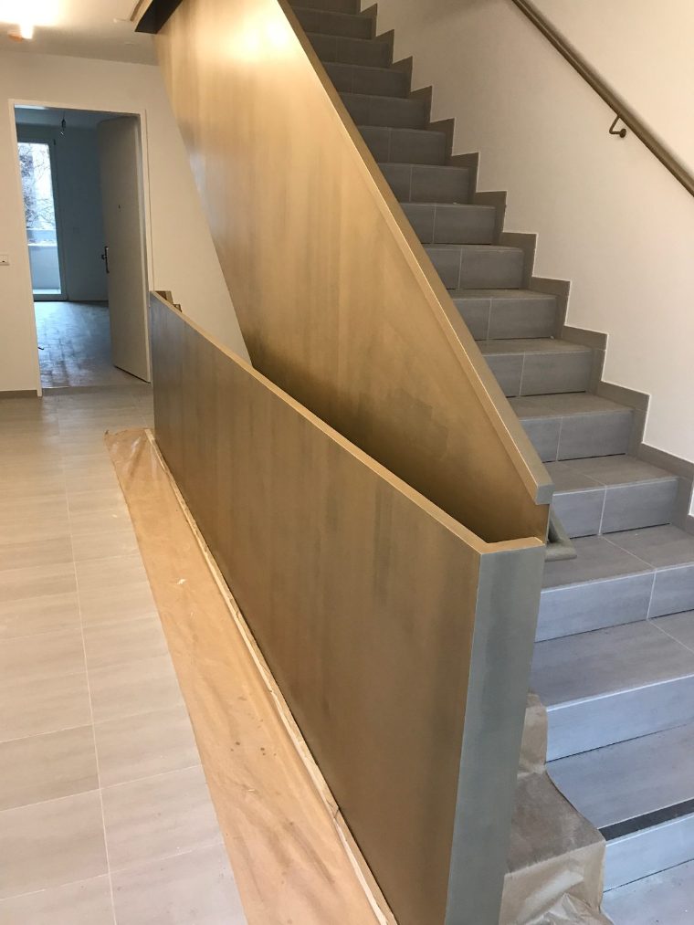 Stiege mit verkleideter Metallwange