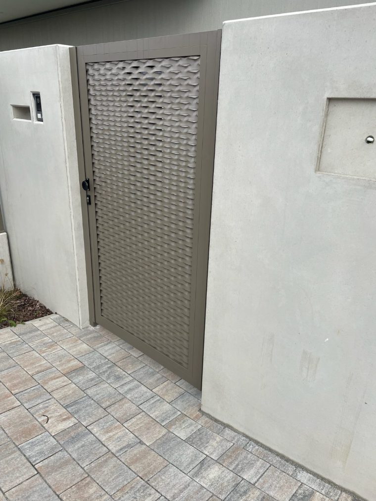 Detail eines Türblatts aus strukturiertem Metall