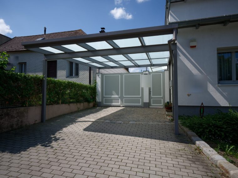 Überdachter Zugang, gefertigt von der Schlosserei Bierbaumer